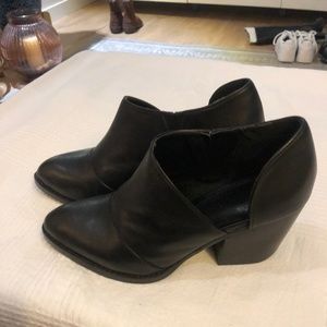 Shelly's London Anime bootie - like new